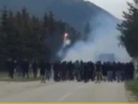 DRAMATIČNO NA KUPRESU: Sijeva na sve strane, potukli se navijači 'Željezničara' i 'Borca' (VIDEO)