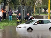 BRZOM INTERVENCIJOM IZBJEGNUTA TRAGEDIJA: Tuzlanski vatrogasci spasili djecu iz automobila pod vodom (VIDEO)