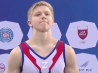 TO MU NIJE TREBALO: Drastično kažnjen Rus koji je s oznakom Z na prsima stajao na postolju pored Ukrajinca...