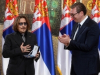 VUČIĆ JE SIGURNO PONOSAN: Johnny Depp se na suđenju pojavio u kravati koju mu je poklonio srbijanski predsjednik