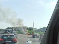 TOKOM VOŽNJE: Zapalio se automobil kod naplatnih kućica u Laktašima