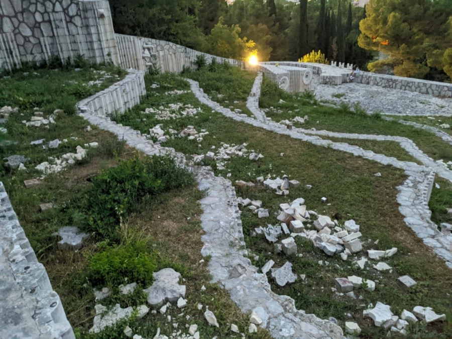 NEZAPAMĆENI DIVLJAČKI FAŠISTIČKI ČIN U MOSTARU: Partizansko spomen groblje  potpuno uništeno, razbijeno svih 700 ploča, oglasio se gradonačelnik  Kordić... | Slobodna Bosna