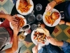 PRAVI POZNAVALAC HAMBURGERA UVIJEK BI TREBAO OVAKO: I omiljeno jelo iz fast fooda svi jedemo pogrešno