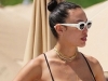 VRUĆE SCENE NA PLAŽI: Atraktivna djevojka slavnog muzičara ne mari za paparazze, njezin 25 godina stariji dečko nije bio blizu…