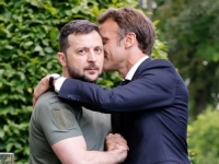 ČUDNA FOTOGRAFIJA FRANCUSKOG I UKRAJINSKOG PREDSJEDNIKA: Šta to Macron šapuće Zelenskom? (FOTO)