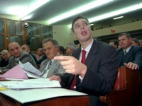 SVE ŠTO TREBA ZNATI O PREDSJEDNIKU SRBIJE: Objavljena fotografija Vučića iz 1997. godine kada je protjerivao Hrvate iz Zemuna (FOTO)