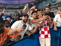 VATRENO NA TRIBINAMA PARIŠKOG STADIONA: Kolinda Grabar Kitarović završila u zagrljaju francuskih navijača (FOTO)