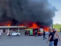 POTRESNI SNIMCI IZ UKRAJINE: Ruski agresor raketirao tržni centar u Kremenčuku u kojem je boravilo više od hiljadu ljudi (FOTO, VIDEO)