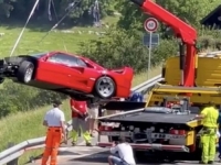 POPRAVAK ĆE KOŠTATI 'ŠEST CIFRI': Izvukao kultni auto na cestu povodom rođendana Ferrarija i napravio ogromnu štetu (VIDEO)