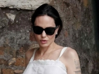 ANGELINA JOLIE U RIMU: Holivudska zvijezda u ležernoj kombinaciji idealnoj za šetnju gradom (FOTO)