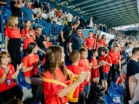 U PRIGODNIM MAJICAMA: Abazović u zanimljivom društvu prati utakmicu Crna Gora - BiH