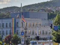 PODRŠKA LGBTIQ OSOBAMA: Ambasada SAD u BiH okačila zastave duginih boja