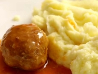 OD AMATERA DO KULINARSKOG MAHERA: Napravite izvrsne ćufte u paradajz sosu, još kad uz njih dodate pire krompir… (VIDEO)