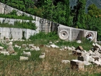 OD ČOVIĆA NI TRAGA NI GLASA: Demokratska fronta najoštrije osudila najnovije skrnavljenje mostarskog Partizanskog groblja...