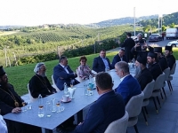 POPILI PO RAKIJU: Dodik dočekao patrijarha Porfirija u destileriji u Laktašima