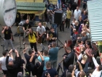 IZNENAĐENJE NA NJIHOV NAČIN: Dubioza kolektiv svirala publici na banjalučkoj Tržnici (FOTO)