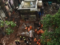 TRAGEDIJA U INDIJI: Najmanje 19 osoba poginulo nakon urušavanja zgrade