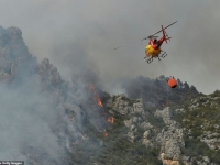 STOTINE VATROGASACA NA TERENU: Veliki šumski požari pustoše Kataloniju (FOTO)