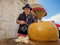 KERUM DOMAĆINSKI: Na prikupljanju potpisa počastio Splićane sirom teškim 38 kilograma (FOTO)