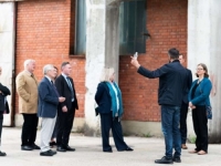 OBIŠLI STALNE POSTAVKE I IZLOŽBE: Parlamentarci iz Ujedinjenog Kraljevstva posjetili Memorijalni centar Srebrenica