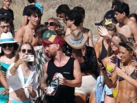 KAKVA SCENA U ŠPANIJI: Messija na plaži napala horda djevojaka (FOTO)