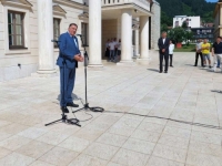 KAD POMISLIŠ DA GORE NE MOŽE: Dodik i Bećković u Višegradu otkrili spomenik Meši Selimoviću