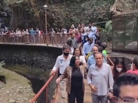 HAOS NA OTVARANJU: Gradonačelnik vodio ljude preko mosta, svi su popadali u vodu... (VIDEO)