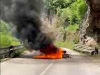 TEŠKA SAOBRAĆAJNA NESREĆA U BIH: Vozač motocikla se zabio u kamion, motor u potpunosti izgorio nasred puta (VIDEO)
