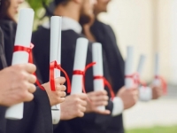 KAKVA PREVARANTICA: Studentica sa roditeljima proslavila diplomu i objavila slike na Facebooku, uslijedio je NEOČEKIVAN RASPLET!