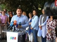 KANTONALNI ODBOR SDA SARAJEVO ODRŽAO PRESS NA MJESTU 'ZLOČINA': 'Nagi ljudi hodaju, ganjaju naše majke, opće sa povrćem – je li to normalno?' (FOTO)