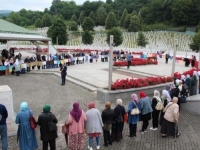 MAJKE SREBRENICE PRVI PUT U POTOČARIMA ODRŽALE MIRNI PROTEST: 'Mi smo našu djecu rodili iz ljubavi i sa ljubavlju smo ih odhranili'