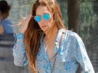 EFEKTNA KOMBINACIJA: Shakira u vrućim hlačicama za šetnju idealnim za dane ljeta (FOTO)