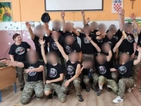 DIREKTOR ŠKOLE DONIO ODLUKU: Sankcionisana razrednica iz Slavonskog Broda čiji su maturanti pozirali u uniformama sličnim HOS-ovim