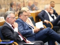 DODIKOVO ZAVRŠNO OBRAĆANJE U SKUPŠTINI IZAZVALO PODSMIJEH: 'Ne kažem da se mi poredimo sa Amerikom, ali ne možete samo...'