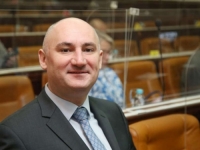 ŠALIŠ LI SE, DOMAĆINE:: Odbornik SNSD-a tražio da se podrži 'ples oko šipke'