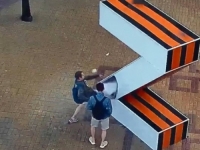 POGLEDAJTE KAKO MLADI RUSI UNIŠTAVAJU ZLOGLASNO SLOVO 'Z': Okružni sud ih kaznio sa... (VIDEO)