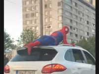 VOŽNJA NA KROVU PORSCHEA U SARAJEVU: 'Spiderman' i vozač kažnjeni sa po 400 KM
