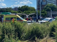 TEŠKA NESREĆA U ZAGREBU: Automobil uletio u tramvajsku stanicu, više povrijeđenih