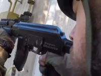 KAO U AKCIONIM FILMOVIMA: Ukrajinski vojnik snimljen kako mirno stavlja podvez i nastavlja se boriti nakon što je pogođen u žestokim uličnim borbama (VIDEO)