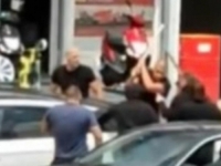 UZNEMIRUJUĆI VIDEO IZ SRBIJE: Motkama i pesnicama tukli mladića nasred ulice
