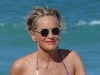 ŽIVJELA KLASIKA: Sharon Stone u kupaćem kostimu koji nikad ne izlazi iz mode