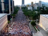 ALBANCI POSLALI JASNU PORUKU VUČIĆU: Hiljade ljudi na demonstracijama protiv 'Otvorenog Balkana', Amerikanci upozorili svoje državljane...