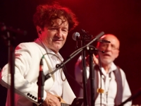 BREGOVIĆ IZAZVAO HISTERIJU U SUSJEDSTVU: 'Orkestar za svadbe i sahrane' publiku digli na noge još dok su prilazili bini... (FOTO)