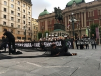HRABRE PORUKE SA BEOGRADSKOG TRGA: 'Pamtimo! Srebrenica - ime genocida'