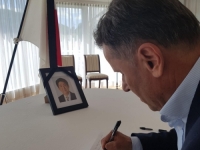 OPROŠTAJNA PORUKA: Novalić se upisao u Knjigu žalosti povodom smrti bivšeg...
