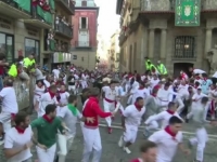 HAOTIČNI PRIZORI SA ČUVENE UTRKE BIKOVA U PAMPLONI: Metež, ubodi, padovi, krv, povrede, spasilački timovi (FOTO, VIDEO)
