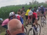 STRAVIČAN PAD NA TOUR DE FRACE: Dvojica biciklista zadobili TEŠKE POVREDE! (VIDEO)
