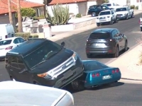 LAKO JE NA SLABIJEG: SUV-om doslovno pregazio sportski automobil