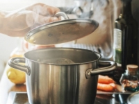 JESTE DA JE SKUPLJE, ALI ČISTO DA ZNATE: Ovih 7 ulja nutricionisti najčešće koriste kod pripreme hrane