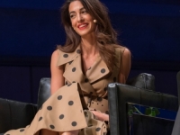 UVIJEK ELEGANTNA: Amal Clooney na odmoru sa porodicom i prijateljima izabrala bijelu mini haljinu (FOTO)